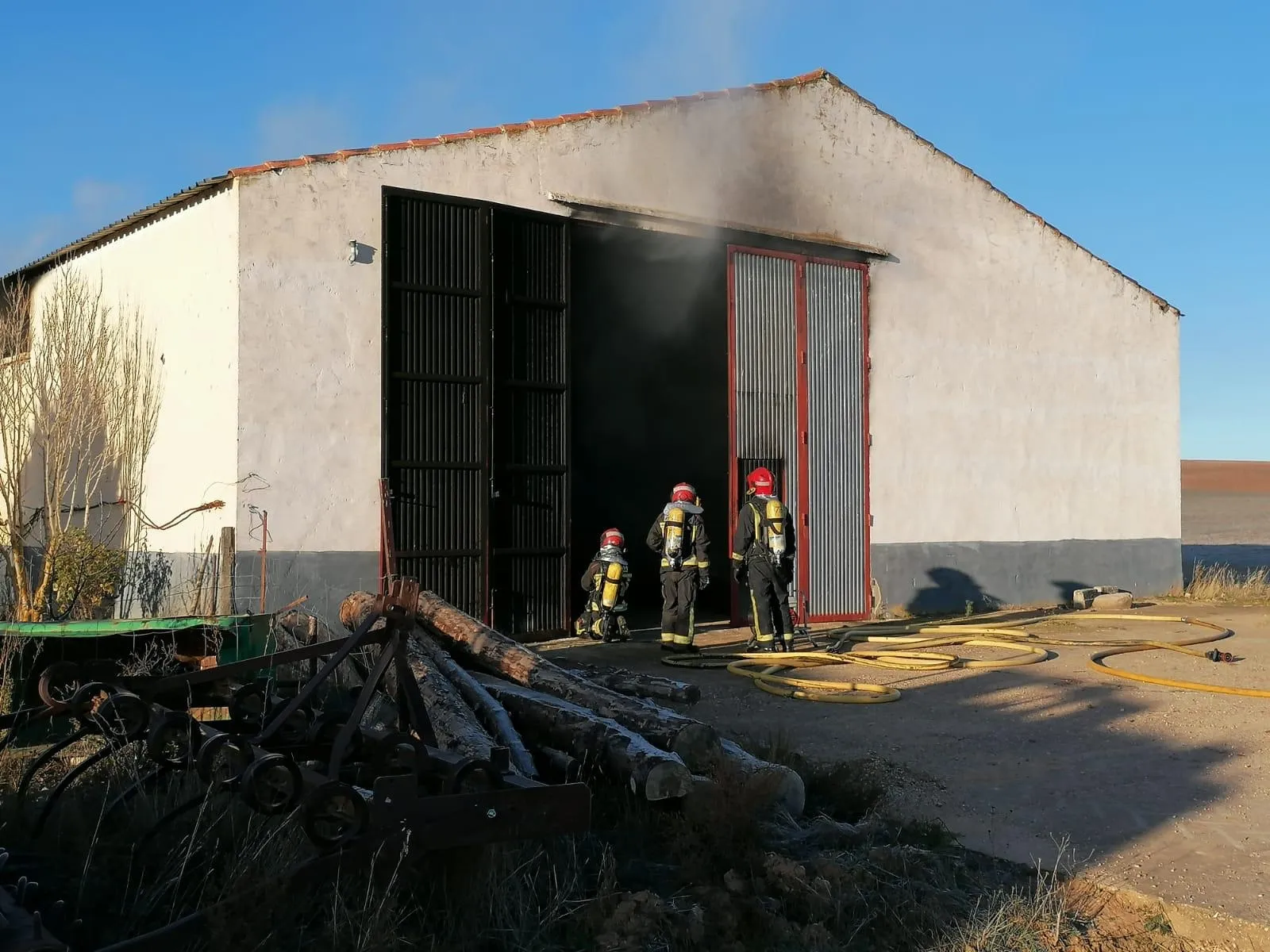 Foto 2 - Arde una nave agr&iacute;cola en Navalcaballo