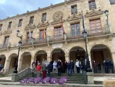 Foto 3 - Una cadena humana en la capital recuerda a las mujeres v&iacute;ctimas de la violencia de g&eacute;nero