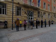 Una imagen de la concentración hoy frente a la sede del Gobierno de España en Soria. /SN