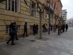 Foto 4 - Una cadena humana en la capital recuerda a las mujeres v&iacute;ctimas de la violencia de g&eacute;nero