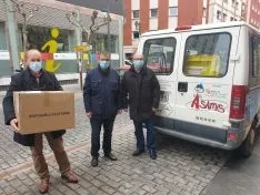 Miguel Latorre entrega las mascarillas del Gobierno de España.