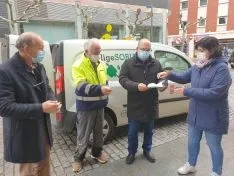 Miguel Latorre entrega las mascarillas del Gobierno de España.