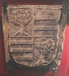 Foto 3 - Requisan un escudo her&aacute;ldico de piedra del siglo XVI en un bar de Soria
