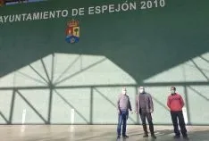Una imagen de la visita del subdelegado (ctro.) a la localidad. /SdG