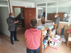Una imagen de la visita del subdelegado (ctro.) a la localidad. /SdG
