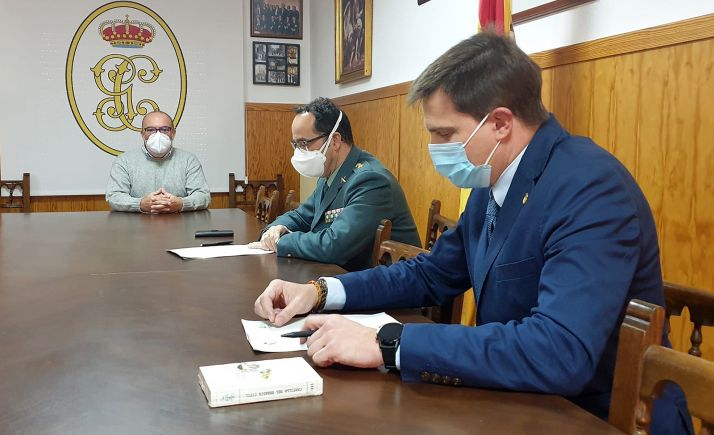 Latorre (izda.), Velarde y Alonso en la rúbrica del acuerdo. /SdG