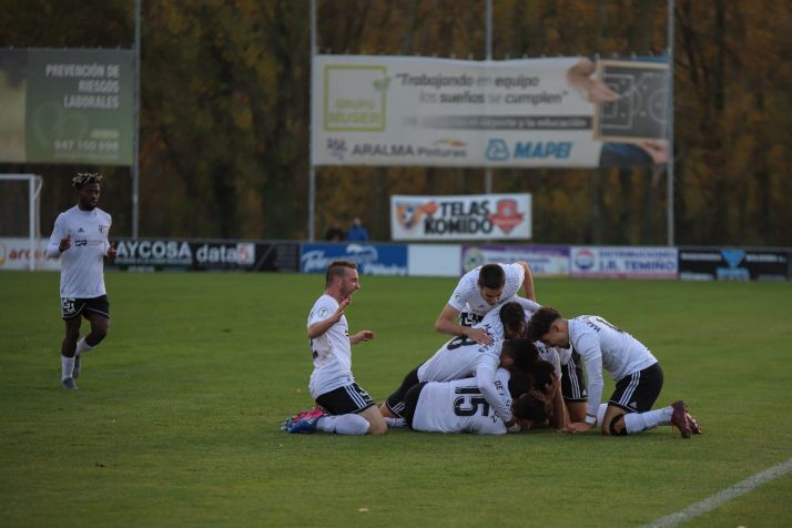 Los jugadores del Burgos celebran el tanto. Foto de @Franco_Caselli