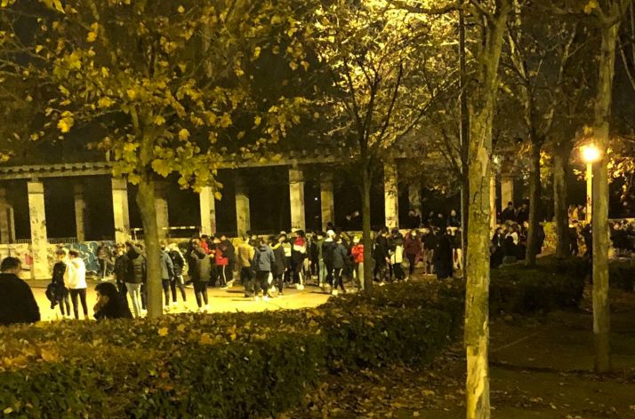 Parquesol, en Valladolid. Multitudinaria reunión que desprecia la gravedad de la pandemia