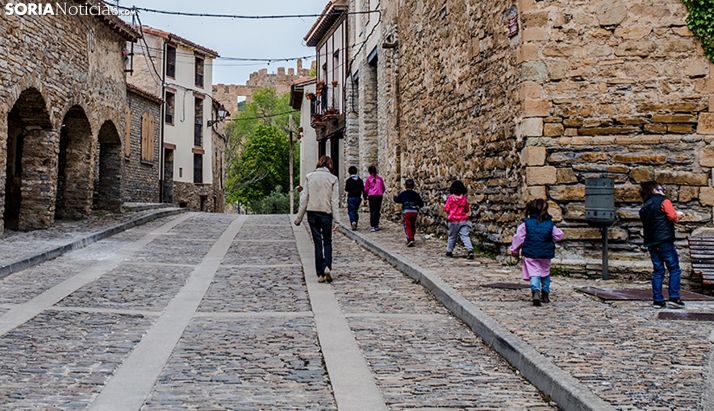 Yanguas instalará una barandilla cerca del frontón para evitar caídas de niños