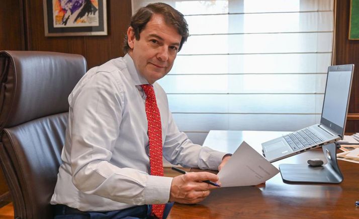 Mañueco reclama al presidente del Gobierno un plan de ayuda directa a la hostelería y la ampliación de los ERTE