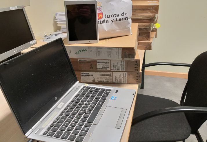 Golmayo recibe un lote de equipos informáticos de la Junta para el centro juvenil