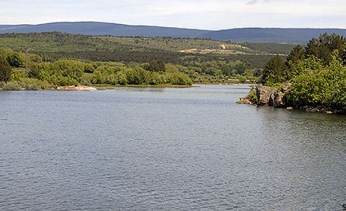 El embalse mantiene sus niveles