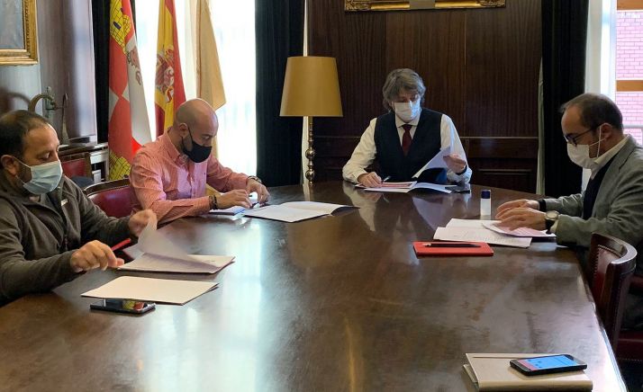 Mínguez presenta a CCOO y UGT el escudo social del Ayuntamiento
