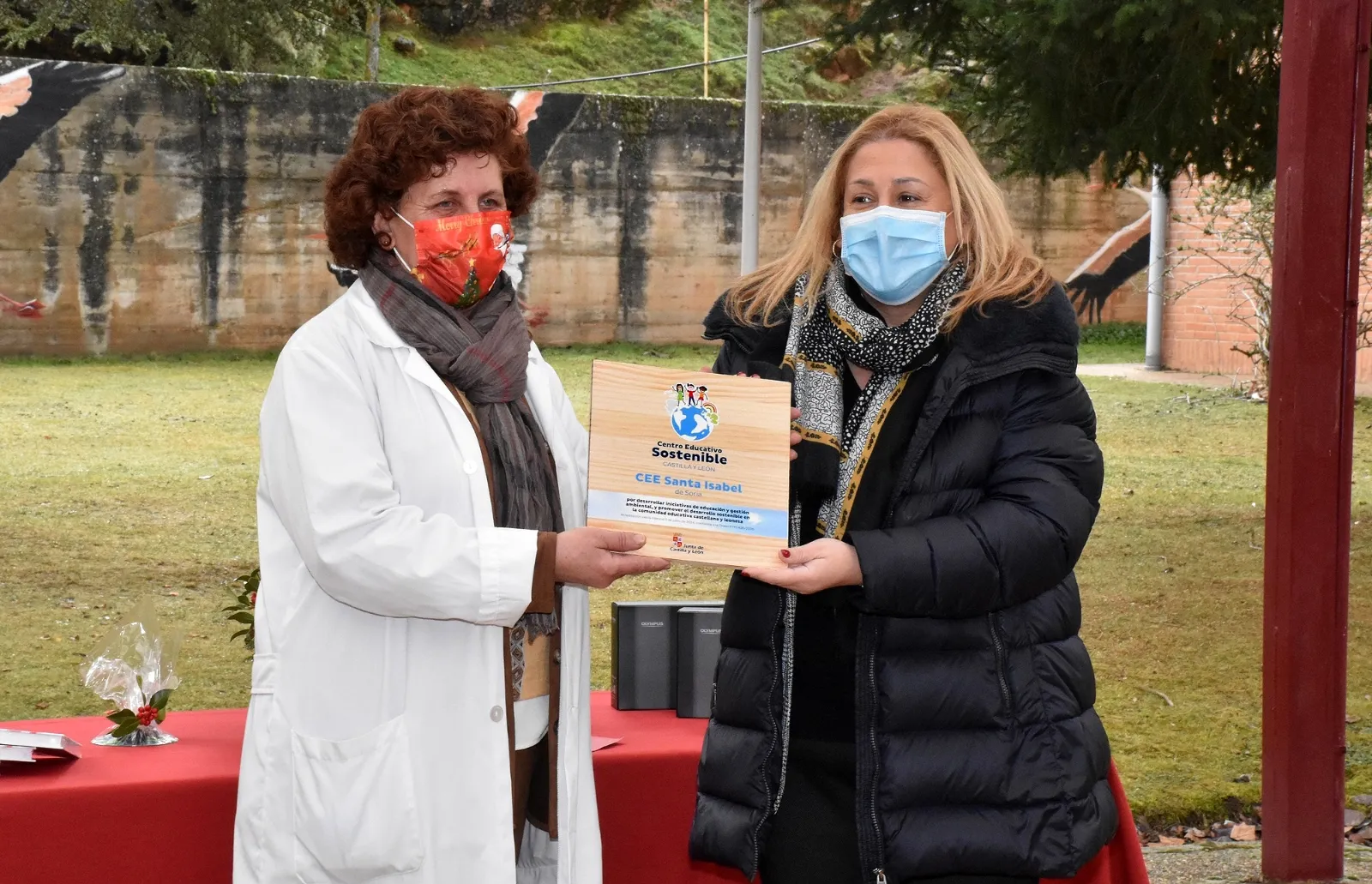 Imagen de la visita de la delegada al centro para entrega del distintivo. /Jta.