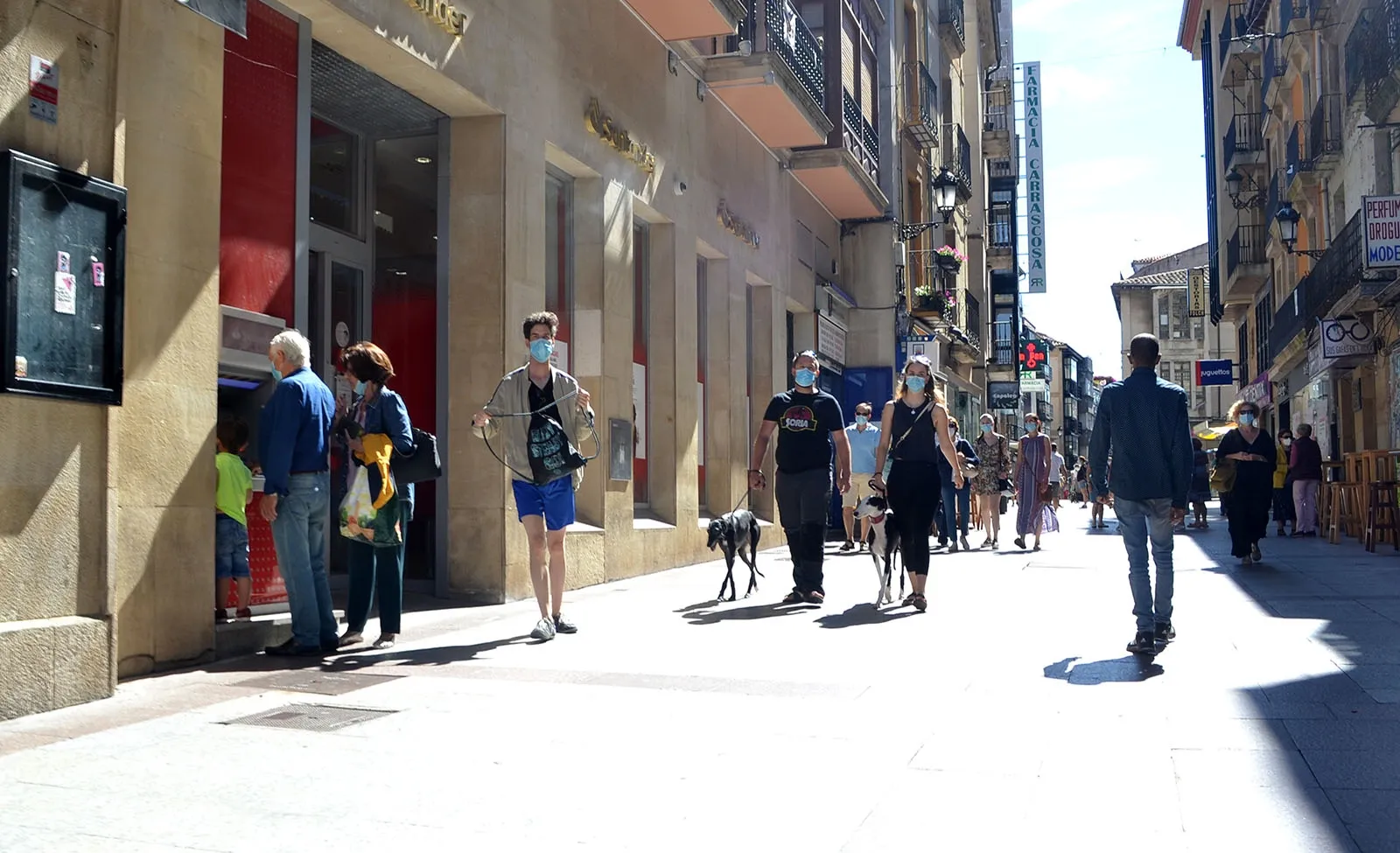 Una imagen de la calle El Collado este verano. /SN