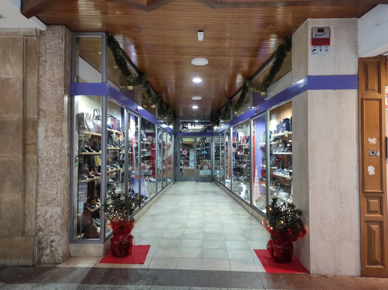 Foto 2 - Los comercios sorianos recuperan el acebo en la decoraci&oacute;n navide&ntilde;a 
