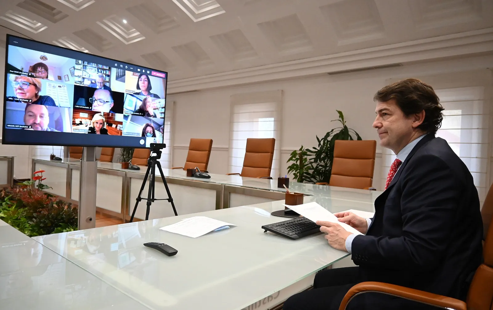 Foto 2 - Ma&ntilde;ueco ofrece a los sanitarios la "m&aacute;xima disposici&oacute;n" de la Junta para alcanzar un acuerdo sobre las condiciones laborales