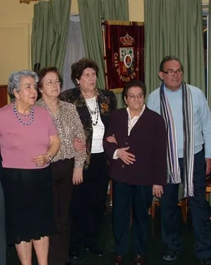 A la izda, Esther Rodríguez Monteagudo, en una foto de una junta directiva de la Casa de Soria.