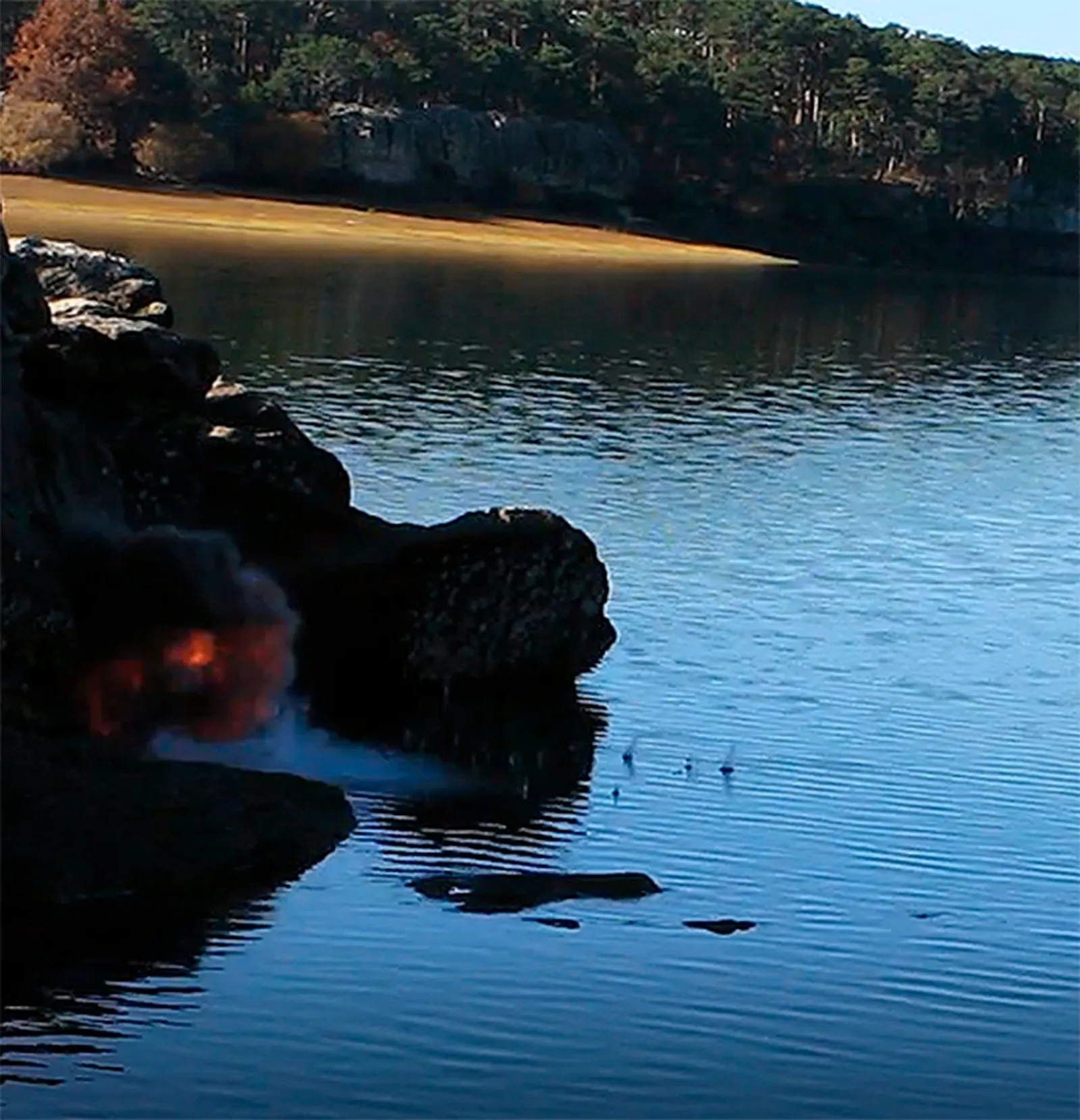 Momento de la explosión del proyectil hallado en el pantano. /GC