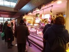 Mercado Municipal durante la mañana de Nochebuena.