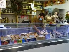 Mercado Municipal durante la mañana de Nochebuena.