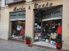 Foto 4 - Los comercios sorianos recuperan el acebo en la decoraci&oacute;n navide&ntilde;a 