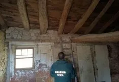 Un agente de la Guardia Civil en el lugar donde fueron encontrados los proyectiles en Barahona. /GC
