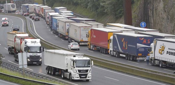 CEOE Castilla y León solicita el apoyo urgente del Gobierno ante la retención de miles de transportistas en el Reino Unido