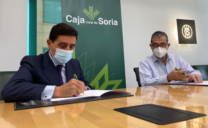 Carlos Martínez Izquierdo y Alberto Santamaría en la rúbrica del acuerdo. /CRS