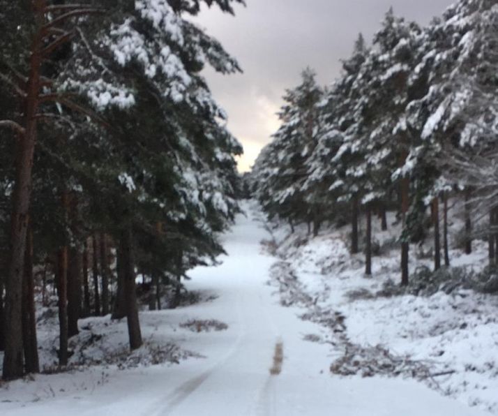 Un guardia civil fuera de servicio ayuda a rescatar a dos personas desorientadas en Urbión