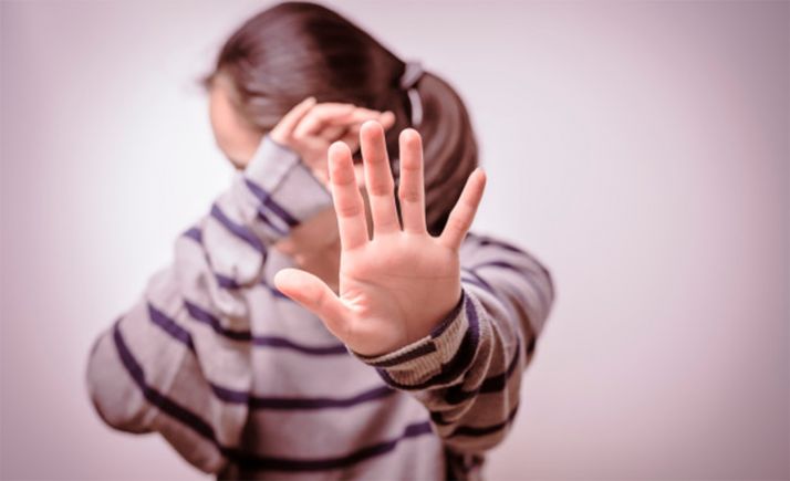 Trabajadores sociales y Junta redoblan esfuerzos contra la violencia de género con la firma del primer convenio de colaboración