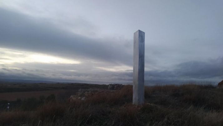 Monolito metálico, en las ruinas de la iglesia de Santiago, en Ayllón./ Ayto. Ayllón.