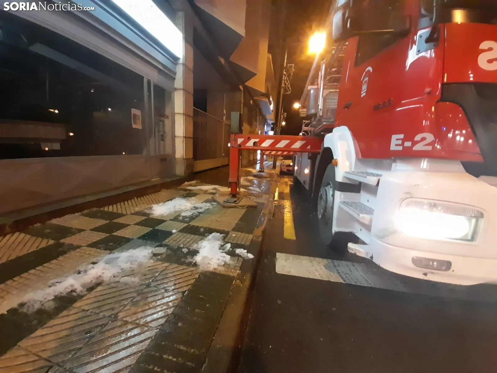 Foto 2 - Intervenci&oacute;n de los bomberos en un edificio de Mariano Vic&eacute;n