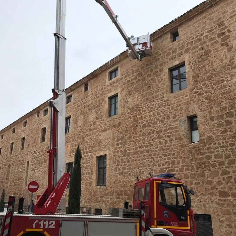 Una de las imágenes de las tareas de los bomberos burgenses. /ABO