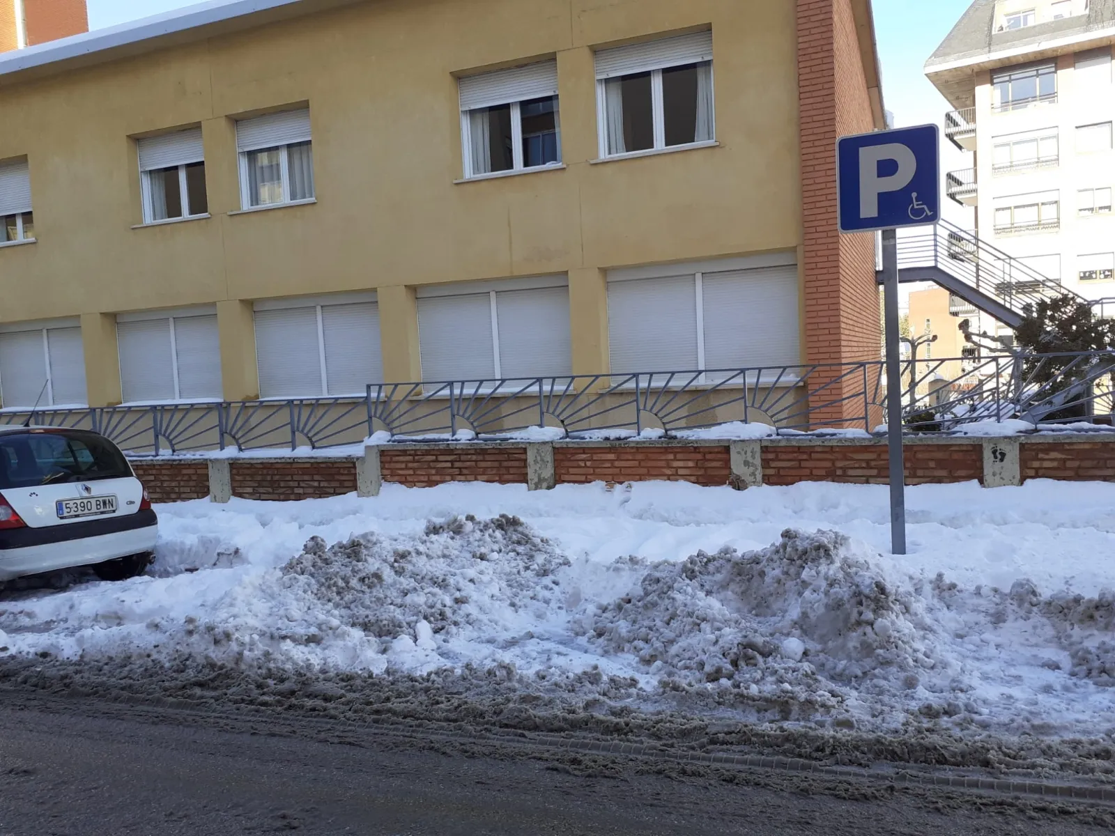 Foto 2 - Foto Denuncia: Usan los aparcamientos de minusv&aacute;lidos para almacenar la nieve retirada 