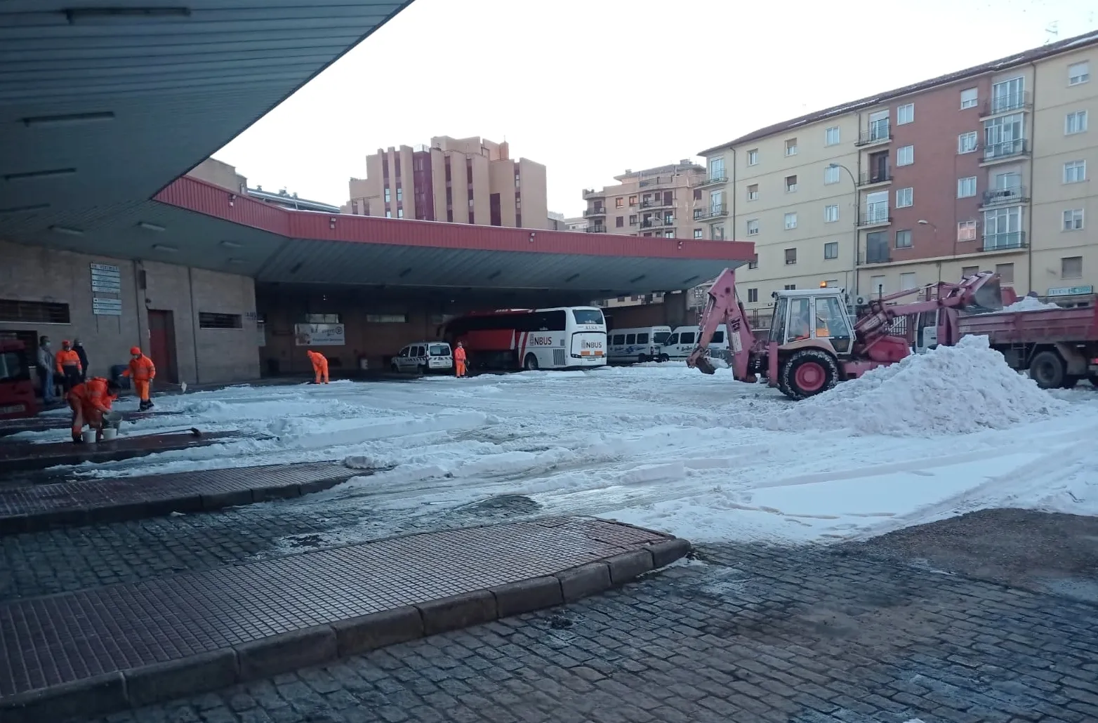 Foto 2 - La Junta mantiene los trabajos de limpieza de hielo y nieve en zonas urbanas de la capital y la provincia