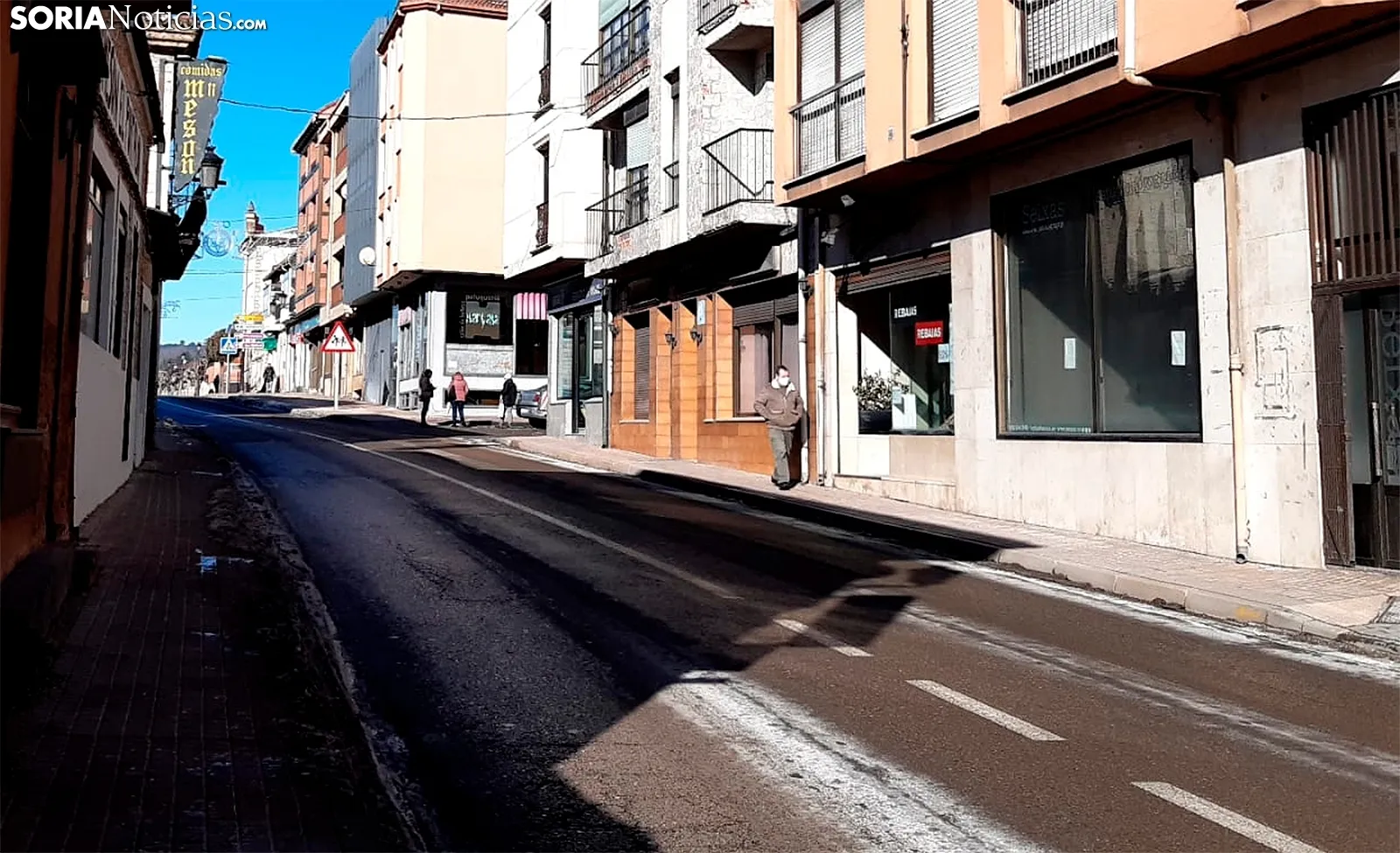Imagen de la travesía de la N-234 a su paso por la localidad este mediodía de jueves. /SN