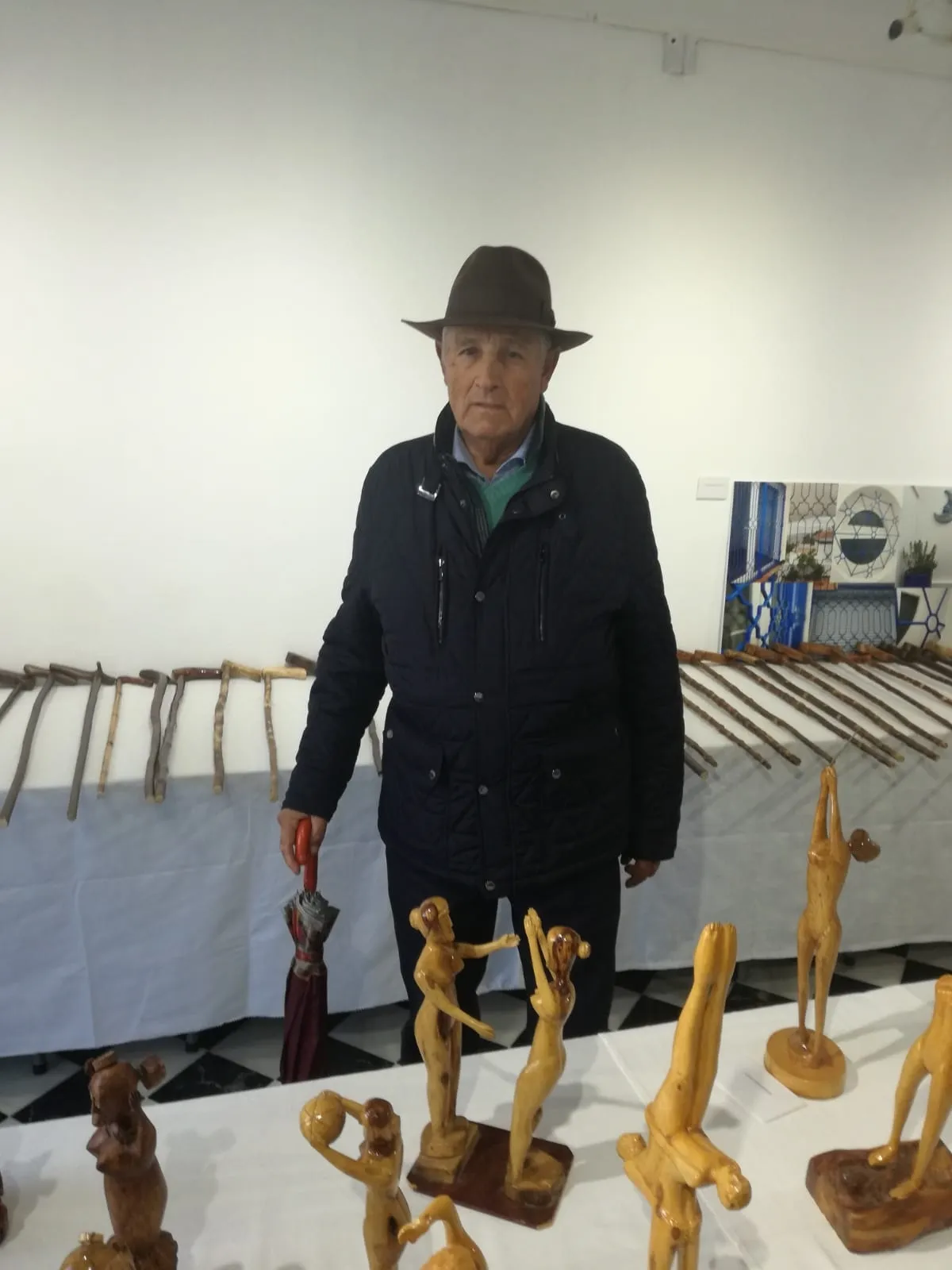 Clemente Palacios en la exposición realizada en el centro cultural de la Cala del Moral (Málaga)