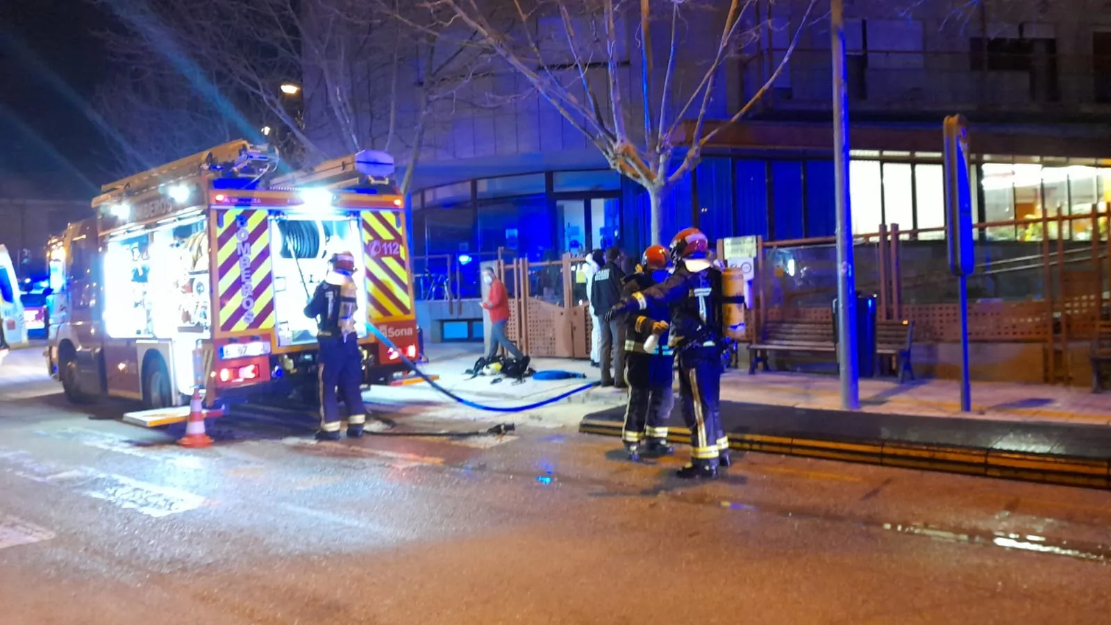 Foto 2 - Varios ancianos trasladados al hospital tras declararse un fuego en una residencia
