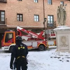 Una de las imágenes de las tareas de los bomberos burgenses. /ABO