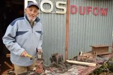 Clemente Palacios no olvida sus origenes de herrero.