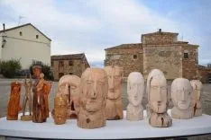Algunas de las figuras de madera que ha tallado.