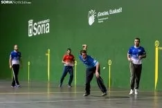 El Club Pelota Urbión entrena en el frontón de La Juventud. /María Ferrer