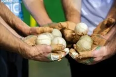El Club Pelota Urbión entrena en el frontón de La Juventud. /María Ferrer
