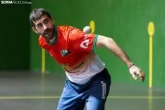 El Club Pelota Urbión entrena en el frontón de La Juventud. /María Ferrer
