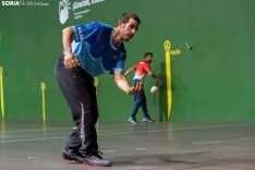 El Club Pelota Urbión entrena en el frontón de La Juventud. /María Ferrer
