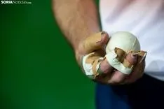 El Club Pelota Urbión entrena en el frontón de La Juventud. /María Ferrer