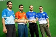 El Club Pelota Urbión entrena en el frontón de La Juventud. /María Ferrer