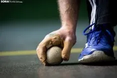 El Club Pelota Urbión entrena en el frontón de La Juventud. /María Ferrer