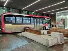 Autobús urbano en la parada de Mariano Granados a las 20:00 horas.